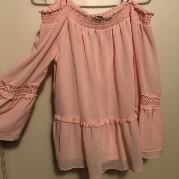 Off the shoulders pink blouse - Picture 3 of 4